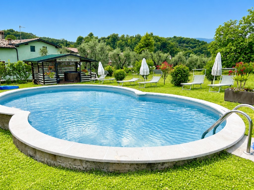Pool im Garten bei La Casa di Campagna — Liegen, Sonnenschirme und grüne Umebung